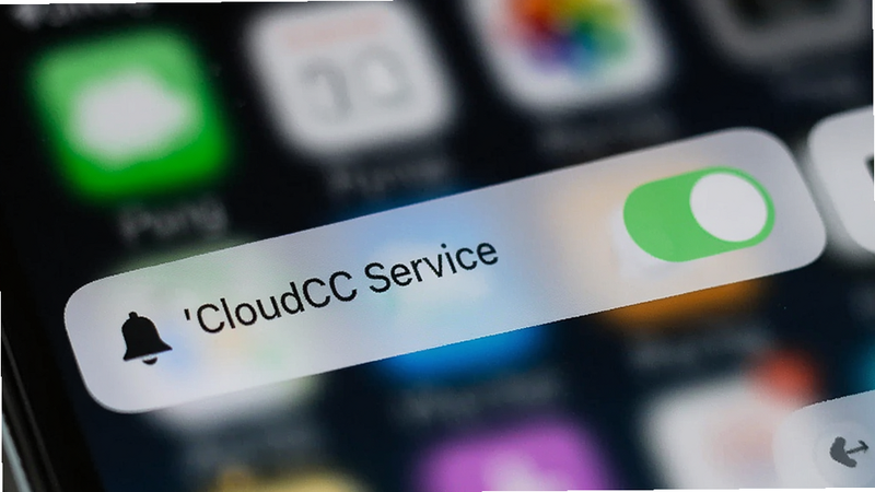 手机通知栏设置界面的特写,显示'CloudCC Service'的通知权限开关已开启,旁边有铃铛图标表示通知开启,背景模糊处理,布局聚焦于开关区域,排版简洁,风格现代iOS或Android系统风格,细节展示开关的绿色状态,画质高清,干净无多余元素