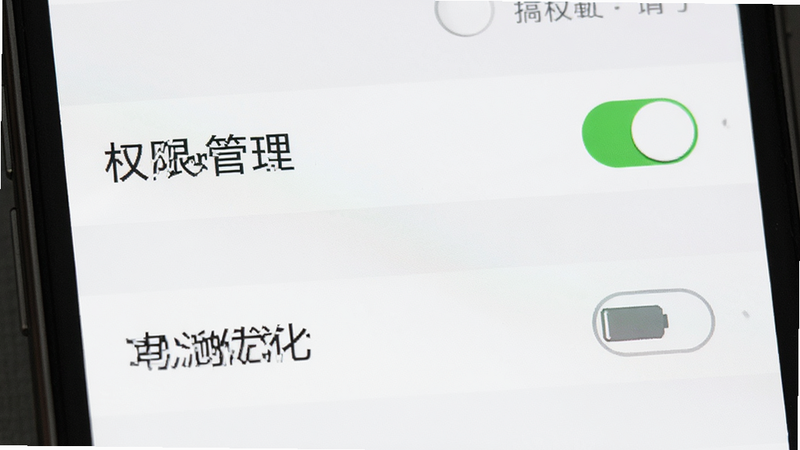 主体为手机设置界面特写,布局为垂直列表,显示
