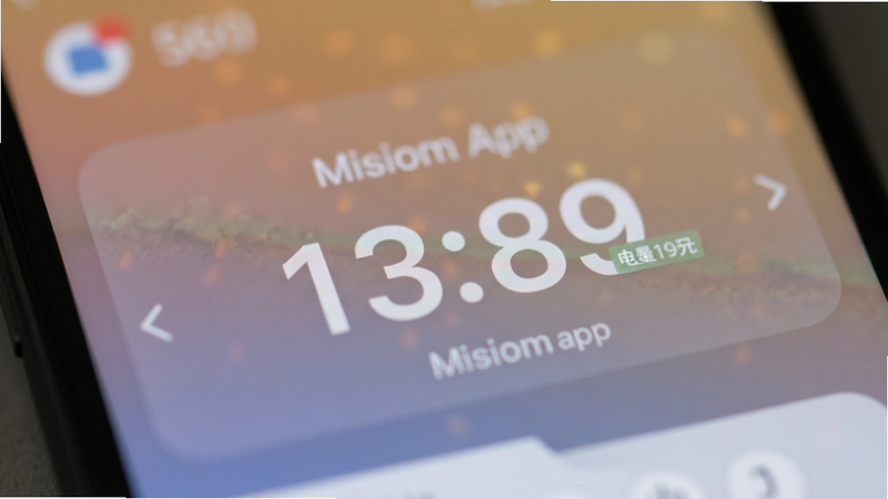 展示Misiom App电量显示界面的特写,数字清晰可见,背景模糊处理以突出主体,色彩柔和,风格简洁,4k高清,无多余图标干扰,视觉焦点集中