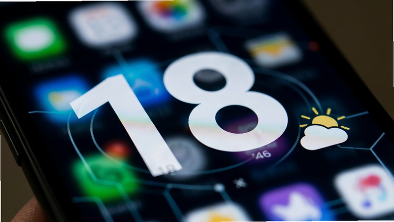 特写镜头展示手机屏幕上的巨大数字“18”和天气图标,字体边缘锐利清晰,背景虚化突出主体,色彩对比度高,体现“大字”核心卖点,风格简约科技,画质细腻,无水印