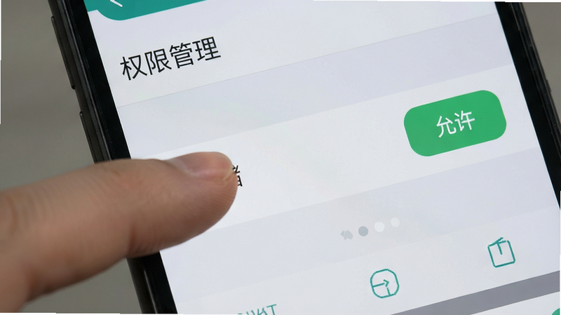展示手机设置界面,手指点击“权限管理”中的“存储”选项,背景为浅灰色系统UI,文字“允许”高亮显示,风格扁平简约,细节清晰,画质高清,无其他无关元素