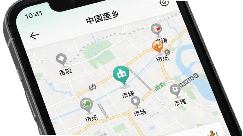 一部手机展示“中国莲乡”App的本地服务地图界面,地图上标记了多个地点图标,如医院、市场等,界面简洁直观,背景为浅色网格地图,风格实用主义,高清清晰,无杂乱元素