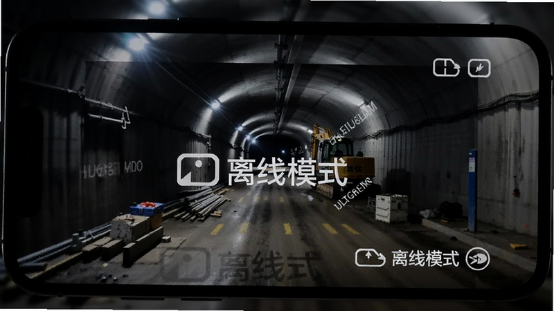 手机在无信号状态下显示“离线模式”标识,屏幕中是一张带有完整水印的现场照片,背景为黑暗的隧道或工地,体现软件的稳定性与可靠性,风格写实,光影对比强烈,画质清晰