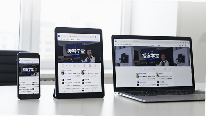 三台设备(手机、平板、笔记本电脑)并排摆放,屏幕均显示“授客学堂”相同的课程页面,背景为白色办公桌,光线明亮,体现多端同步概念,写实摄影风格,高清细节