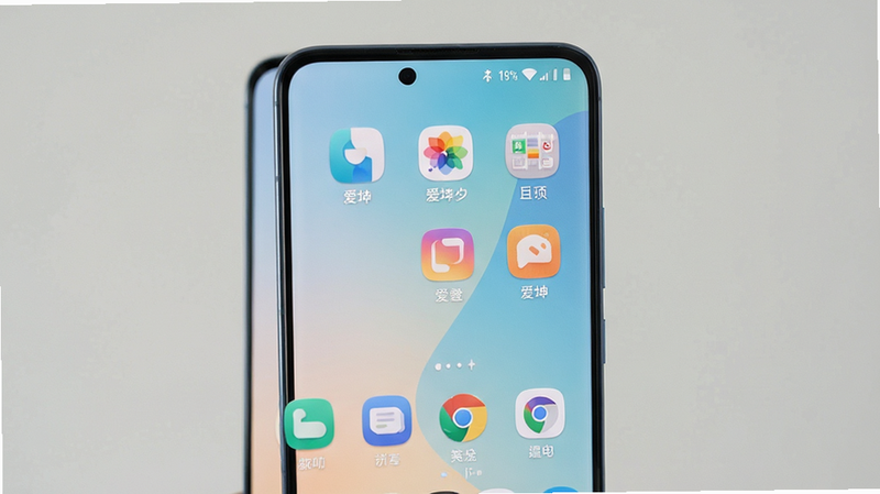 爱坤美化手机界面预览图,主体为一部现代智能手机,屏幕显示经过美化后的安卓桌面,图标采用扁平化圆角设计,背景为淡雅的渐变壁纸,顶部状态栏字体清晰,整体布局整洁有序,风格清新简约,细节丰富,画质高清,干净无多余元素