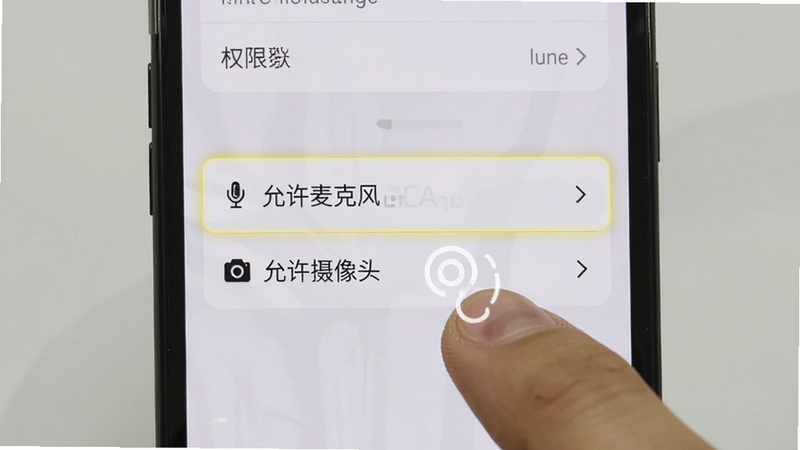 一个手机屏幕显示权限设置界面的截图,重点高亮显示“允许麦克风”和“允许摄像头”选项,手指点击动作示意,背景简洁,突出关键操作步骤,清晰易懂