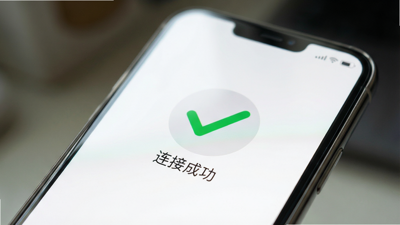 主体为手机屏幕特写,显示蓝牙连接成功界面,布局中心为大大的对勾图标,下方文字“连接成功”。排版简洁居中,风格现代简约,色调白色背景配绿色对勾。细节展示屏幕反光自然,边缘圆润。画质高清,无指纹污渍,背景虚化突出主体。