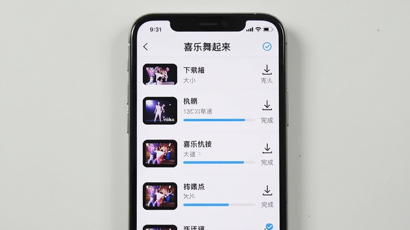 ����Ϊ�ֻ���Ļ����ʾ'ϲ��������'APP�����ع������棬����Ϊ�б���ʽ����ʾ��������Ƶ���ơ���С�ͽ��������Ű���գ����Ϊ��Լ��ɫ������ϸ�ڰ��������ٶ�ͼ�����ɱ�ǣ������������ɾ�