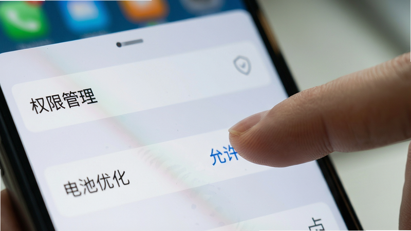 手机端设置界面特写,显示“权限管理”和“电池优化”选项,手指点击“允许”按钮,背景虚化,焦点清晰,写实风格,高分辨率