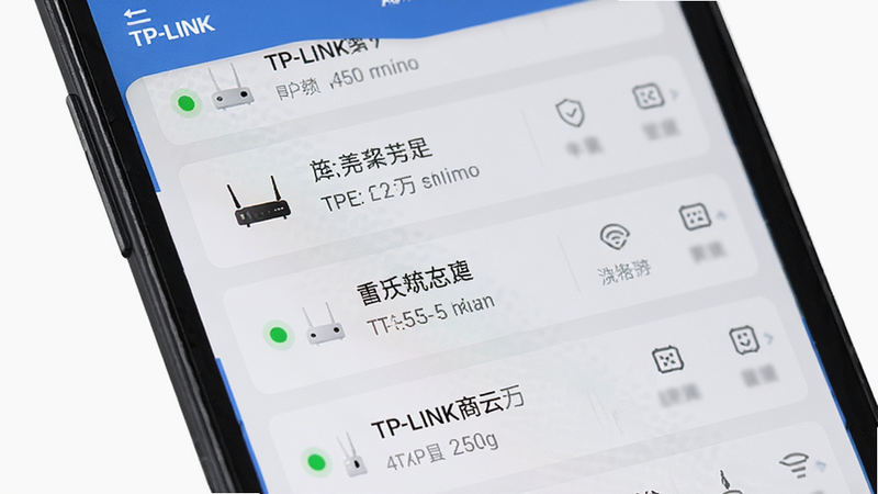 ����Ϊ�ֻ���Ļ��д����ʾTP-LINK����APP�е��豸�б�ҳ�棬����Ϊ��ֱ������Ƭʽ���Ű���ո�Ч�����Ϊ����UI��ƣ�ϸ�ڰ�����ɫ������״̬��;����·�����ͺ����ƣ�����ϸ�壬����չʾ��׿�ֻ��߿��޶������Ԫ��
