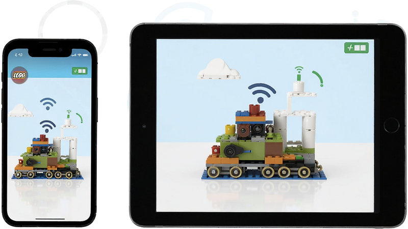LEGO Education Coding Express多设备同步示意图,主体为手机与平板屏幕显示相同内容,布局为设备并列摆放,风格现代简约,细节显示同步图标与网络连接状态,画质清晰,干净,无多余元素