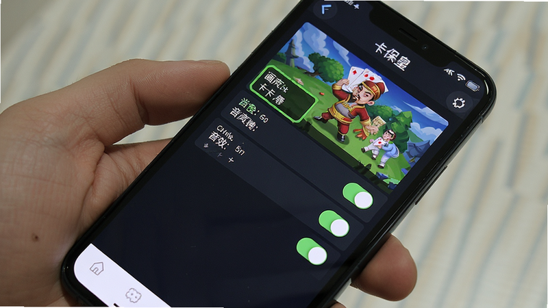 主体为手机屏幕显示卡卡保皇游戏设置界面,布局为列表式选项,排版简洁,风格为移动端UI,细节包含画质与音效开关,画质清晰,干净无多余元素