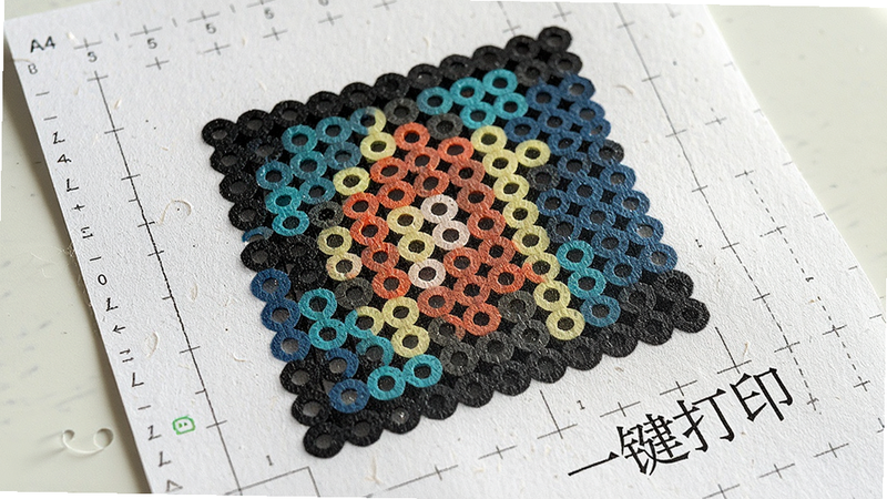 打印输出效果展示,主体为一张A4打印纸,上面印有清晰的拼豆网格图,布局规整,风格为实物摄影,细节显示纸张纹理及打印墨迹清晰度,文字标注“一键打印”,高清,干净,无多余元素
