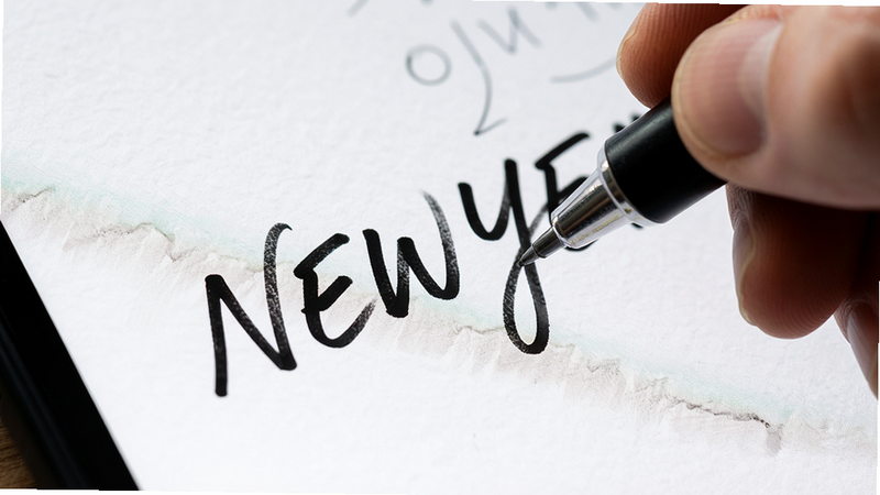 ��д��ͷչʾ��ָ����Ļ��������д��NEWYES���������ʼ���ɫ����������Ϊ��ɫֽ�����������־۽�����д���������дʵ��ϸ�ڷḻ��չ�ֱʴ����ʸУ����ʼ��ߣ��ɾ����޶���Ԫ��