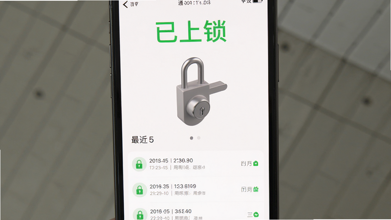 ����Ϊ�ֻ���Ļ��д����ʾ��ͨͨAPP�е�����״̬ҳ�棬��Ļ�Ϸ���ʾ������������ɫ�����壬�м�Ϊ����3Dģ�ͣ��·��г����5��������־�����ִ�ֱ���У��Ű�������򣬷���ƽ����ƣ�ϸ�ڰ���ʱ������û����������������ɾ����޶���Ԫ��