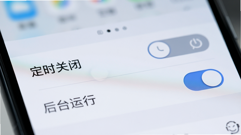 手机设置页面的特写,显示“定时关闭”滑块和“后台运行”开关选项,界面简洁,文字清晰可见,背景模糊处理以突出前景UI,风格科技简约,细节锐利,画质1080p,干净,无多余元素