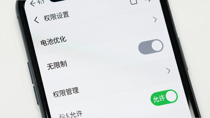 主体为手机设置界面,布局展示电池优化与权限管理列表,风格扁平化,细节突出“无限制”和“允许”选项,背景干净,画质清晰,文字“权限设置”清晰可见