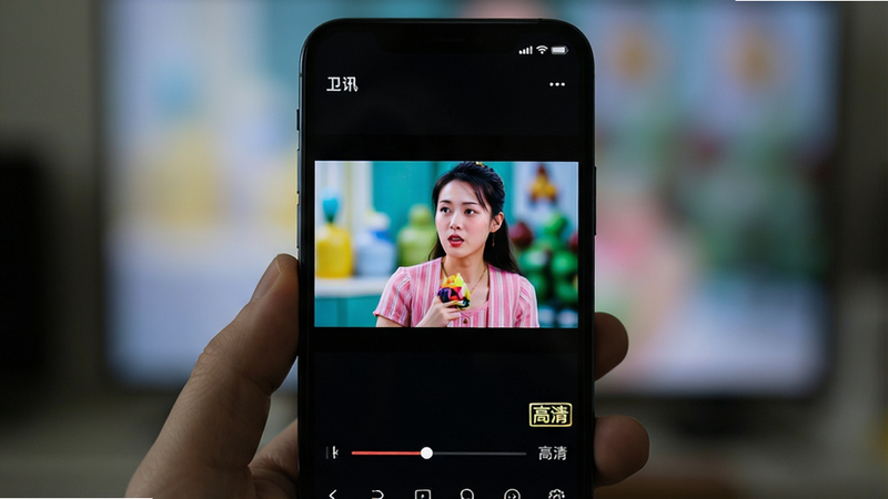 ����Ϊ�ֻ���Ļ��д����ʾ��ѶApp���Ž��棬����ȫ�����ڵ������Ϊ��ɫģʽ��ϸ��չʾ��Ƶ����ɫ�����ޣ��ײ����������������֡����塱������ʾ��������������ˮӡ�������黯ͻ����Ļ