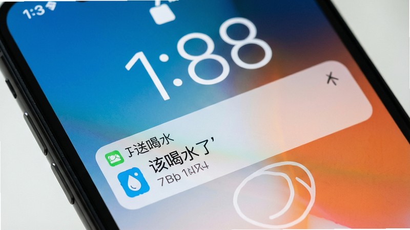 手机锁屏界面特写,显示送健康APP的提醒通知