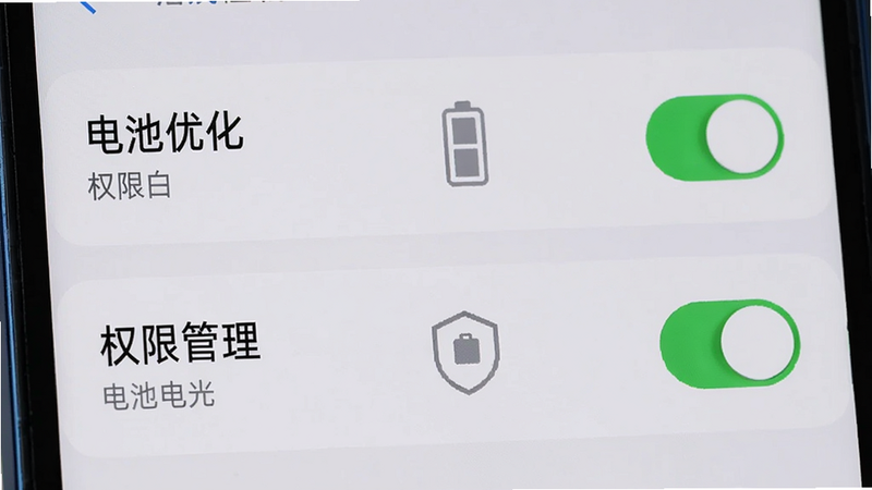主体为手机设置界面,显示“电池优化”和“权限管理”选项,布局列表式,排版清晰,风格简约科技,细节包括开关按钮状态,画质高清,干净,文字包含