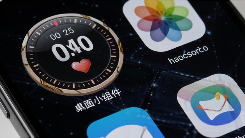 手机桌面界面,左上角显示一个圆形恋爱计时器小组件,中间显示数字和爱心图标,背景为深色壁纸,小组件设计精致,与桌面其他图标风格统一,展示便捷查看功能,高清屏摄效果,文字标注