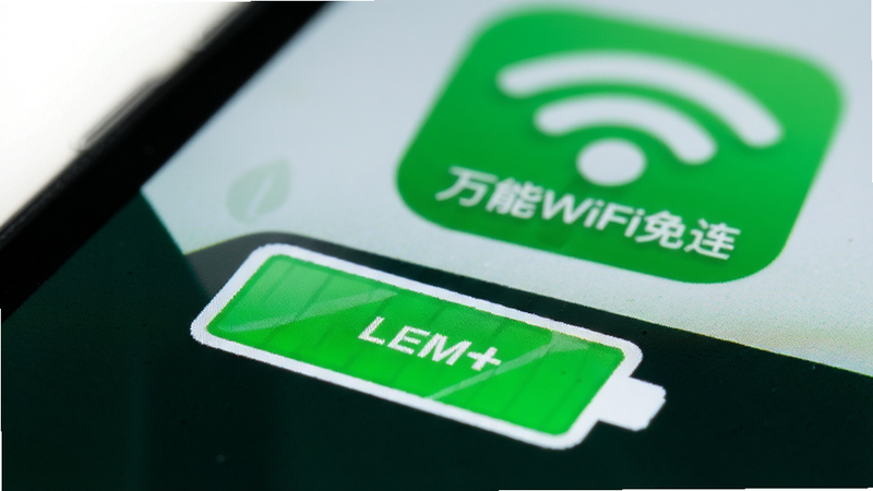 手机电池图标特写,显示高电量状态,背景中隐约可见“万能WiFi免连”的APP图标,强调低功耗与节能特性,色彩以绿色和白色为主,传达环保与高效的信息,画面干净,无杂乱元素,高清摄影风格