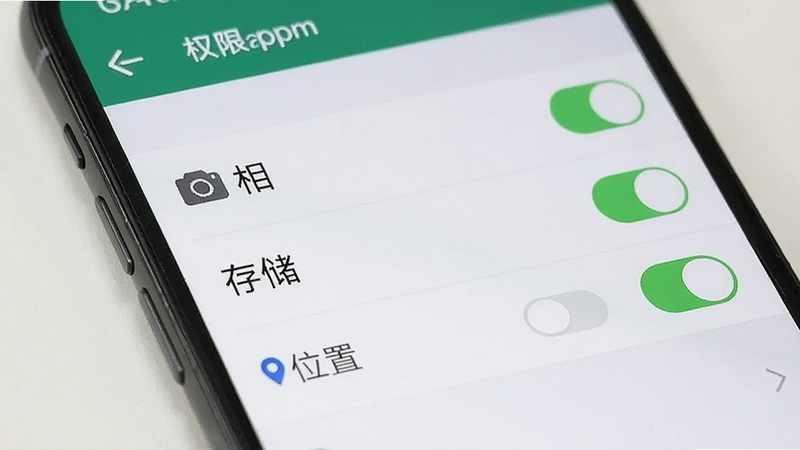主体为手机设置界面,显示权限管理页面,布局为列表形式,风格系统原生UI,细节包含“相机”、“存储”、“位置”权限开关状态,画质清晰,界面简洁