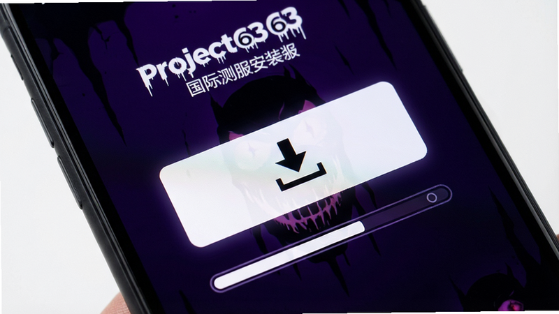 一张高清手机屏幕特写,屏幕中央显示Project63国际测试服安装器的主界面,背景为深紫色恐怖风格UI,中间有一个巨大的白色下载按钮,按钮下方显示进度条,整体风格简洁现代,科技感与恐怖氛围结合,4k分辨率,细节清晰,无多余元素,干净背景